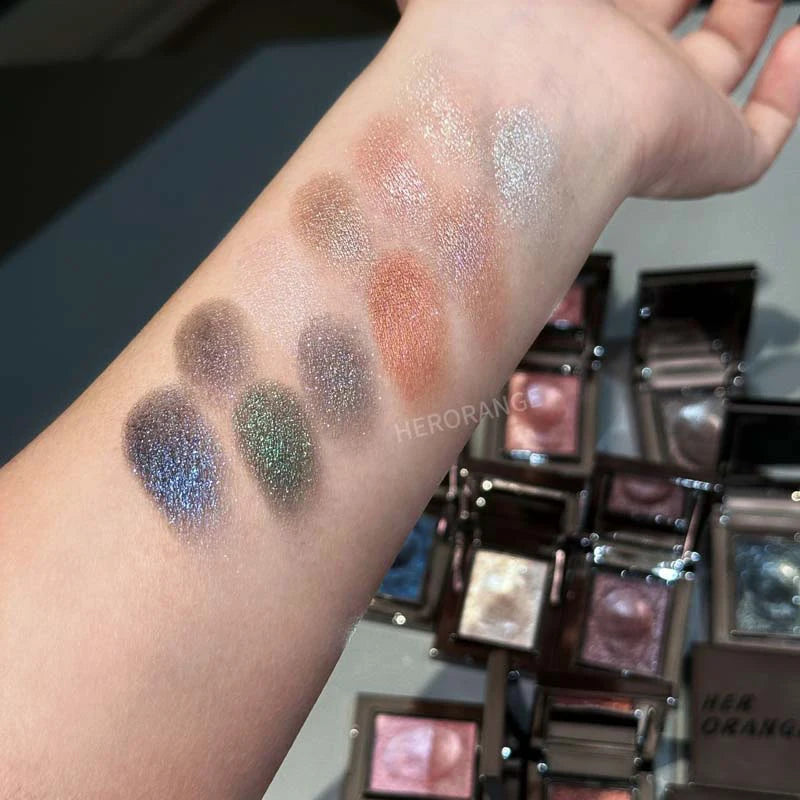 Chameleon Dark Green Eyeshadow Palette, Thin, Easy-to-Apply, Sparkling Pearly, Puree-like Eyeshadow, Illuminating Makeup